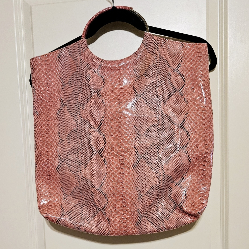 Kim Kardashian's snake-structured large tote bag is a must-have